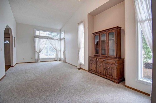 345 Sandringham Court Nw, Calgary, AB - Indoor Photo Showing Other Room
