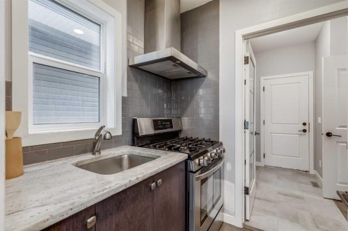 247 Hillcrest Heights Sw, Airdrie, AB - Indoor Photo Showing Kitchen