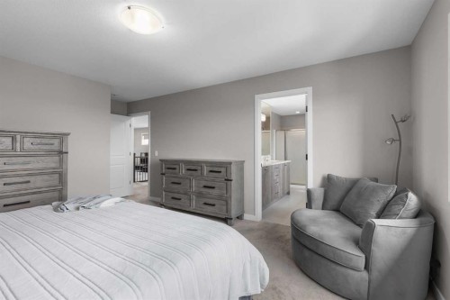 247 Hillcrest Heights Sw, Airdrie, AB - Indoor Photo Showing Bedroom