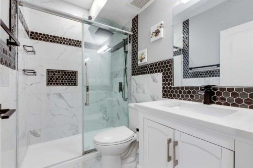 247 Hillcrest Heights Sw, Airdrie, AB - Indoor Photo Showing Bathroom