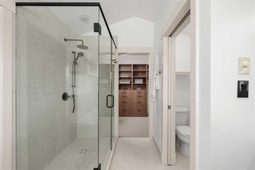 2341 6 Avenue Nw, Calgary, AB - Indoor Photo Showing Bathroom