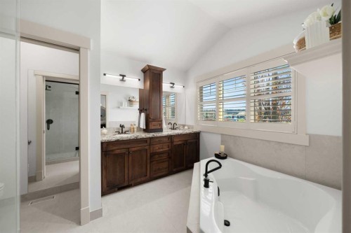 2341 6 Avenue Nw, Calgary, AB - Indoor Photo Showing Bathroom