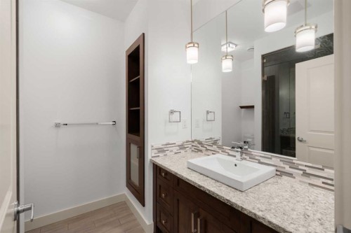2341 6 Avenue Nw, Calgary, AB - Indoor Photo Showing Bathroom