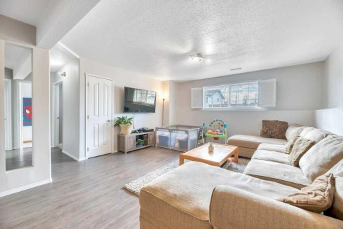 389 Strathford Crescent, Strathmore, AB - Indoor Photo Showing Living Room