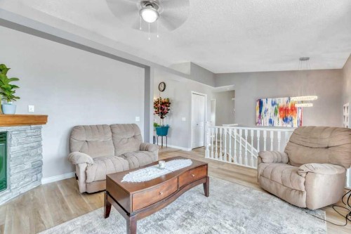 389 Strathford Crescent, Strathmore, AB - Indoor Photo Showing Living Room