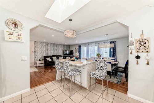 43 Beaconsfield Way Nw, Calgary, AB - Indoor