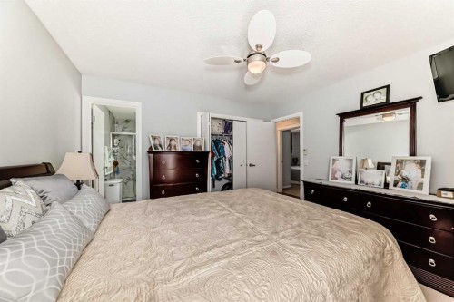 43 Beaconsfield Way Nw, Calgary, AB - Indoor Photo Showing Bedroom