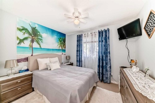 43 Beaconsfield Way Nw, Calgary, AB - Indoor Photo Showing Bedroom