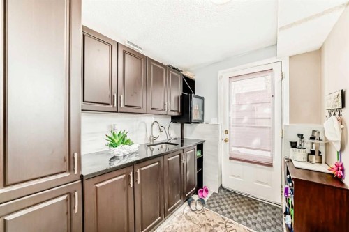 43 Beaconsfield Way Nw, Calgary, AB - Indoor Photo Showing Kitchen