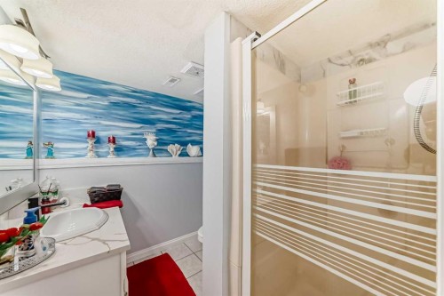 43 Beaconsfield Way Nw, Calgary, AB - Indoor Photo Showing Bathroom