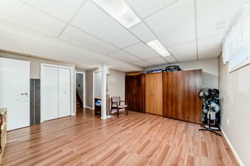 43 Beaconsfield Way Nw, Calgary, AB - Indoor Photo Showing Other Room