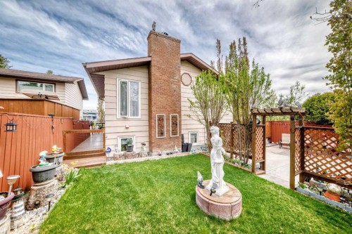 43 Beaconsfield Way Nw, Calgary, AB - Outdoor With Deck Patio Veranda