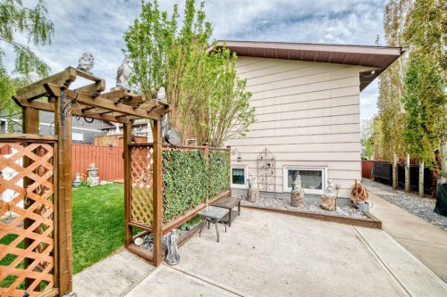 43 Beaconsfield Way Nw, Calgary, AB - Outdoor With Exterior