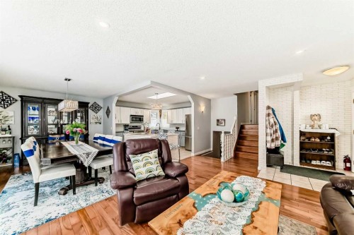 43 Beaconsfield Way Nw, Calgary, AB - Indoor Photo Showing Living Room