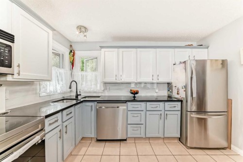 43 Beaconsfield Way Nw, Calgary, AB - Indoor Photo Showing Kitchen With Stainless Steel Kitchen