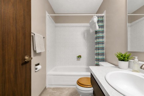 138 Dalhousie Road Nw, Calgary, AB - Indoor Photo Showing Bathroom