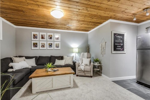 1065 Kingston Crescent Se, Airdrie, AB - Indoor Photo Showing Living Room