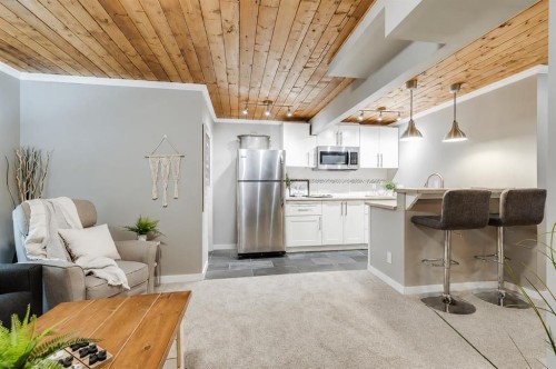 1065 Kingston Crescent Se, Airdrie, AB - Indoor Photo Showing Kitchen