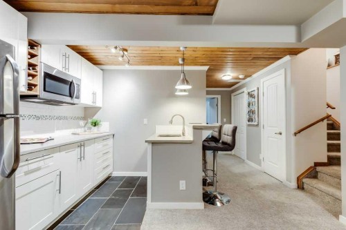 1065 Kingston Crescent Se, Airdrie, AB - Indoor Photo Showing Kitchen