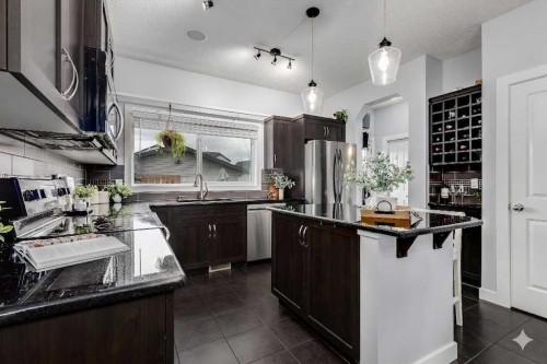 1065 Kingston Crescent Se, Airdrie, AB - Indoor Photo Showing Kitchen With Upgraded Kitchen