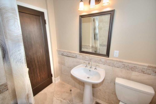 1604 Scotland Street Sw, Calgary, AB - Indoor Photo Showing Bathroom