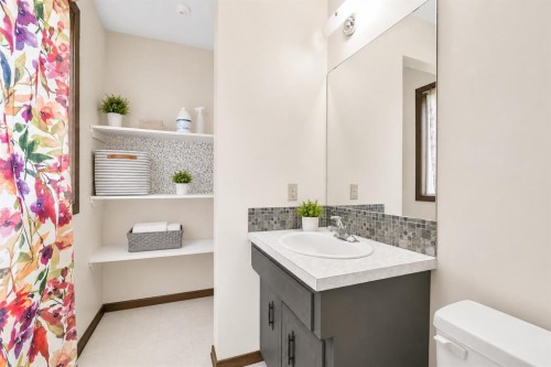 140 Dalhousie Road Nw, Calgary, AB - Indoor Photo Showing Bathroom