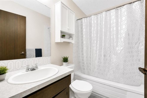 140 Dalhousie Road Nw, Calgary, AB - Indoor Photo Showing Bathroom