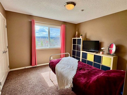 8 Sunset Square, Cochrane, AB - Indoor Photo Showing Bedroom