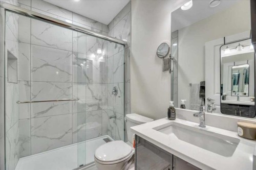 8 Sunset Square, Cochrane, AB - Indoor Photo Showing Bathroom
