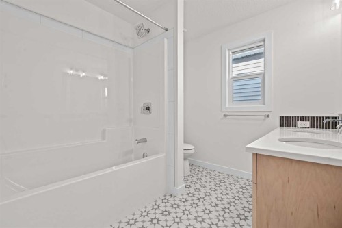 571 Buffaloberry Manor Se, Calgary, AB - Indoor Photo Showing Bathroom