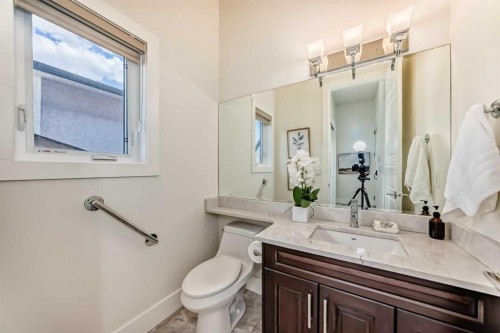 602 22 Avenue Ne, Calgary, AB - Indoor Photo Showing Bathroom