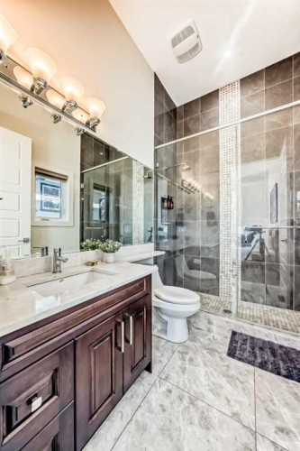 602 22 Avenue Ne, Calgary, AB - Indoor Photo Showing Bathroom