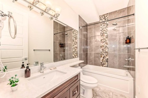 602 22 Avenue Ne, Calgary, AB - Indoor Photo Showing Bathroom