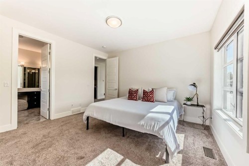 602 22 Avenue Ne, Calgary, AB - Indoor Photo Showing Bedroom