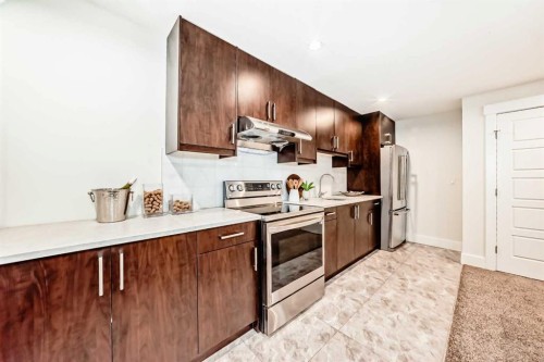 602 22 Avenue Ne, Calgary, AB - Indoor Photo Showing Kitchen