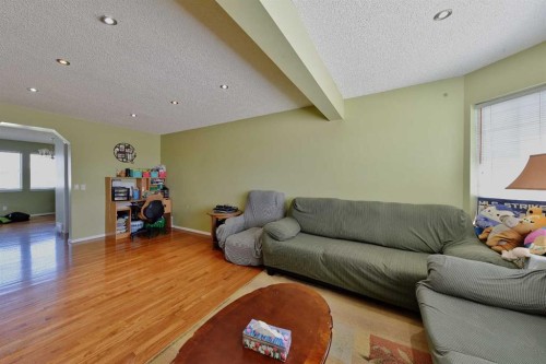 125 Costa Mesa Close Ne, Calgary, AB - Indoor Photo Showing Living Room