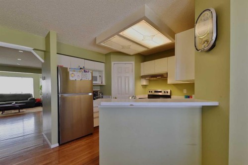 125 Costa Mesa Close Ne, Calgary, AB - Indoor Photo Showing Kitchen