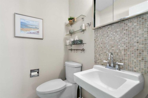 10220 Maple Grove Place Se, Calgary, AB - Indoor Photo Showing Bathroom