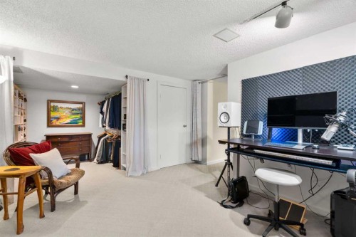 10220 Maple Grove Place Se, Calgary, AB - Indoor Photo Showing Other Room
