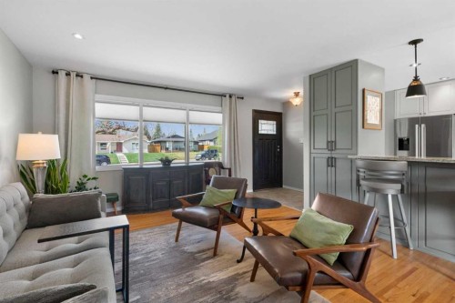 10220 Maple Grove Place Se, Calgary, AB - Indoor Photo Showing Living Room