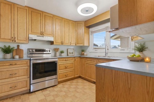 827 Forlee Drive Se, Calgary, AB - Indoor Photo Showing Kitchen
