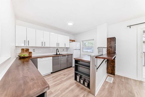 3240 Dovercliffe Road Se, Calgary, AB - Indoor Photo Showing Kitchen