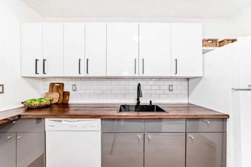 3240 Dovercliffe Road Se, Calgary, AB - Indoor Photo Showing Kitchen