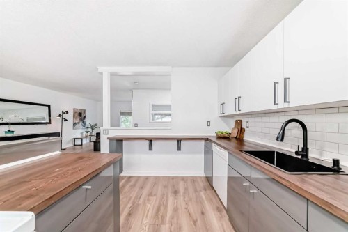 3240 Dovercliffe Road Se, Calgary, AB - Indoor Photo Showing Kitchen