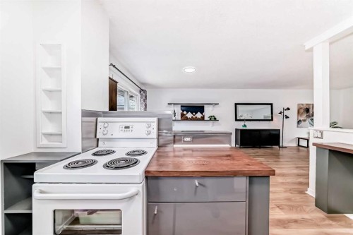 3240 Dovercliffe Road Se, Calgary, AB - Indoor Photo Showing Kitchen
