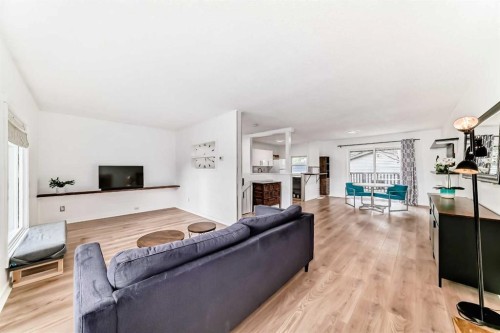 3240 Dovercliffe Road Se, Calgary, AB - Indoor Photo Showing Living Room