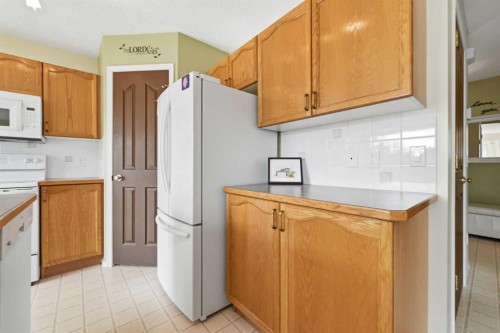 46 Somerside Place Sw, Calgary, AB - Indoor Photo Showing Kitchen