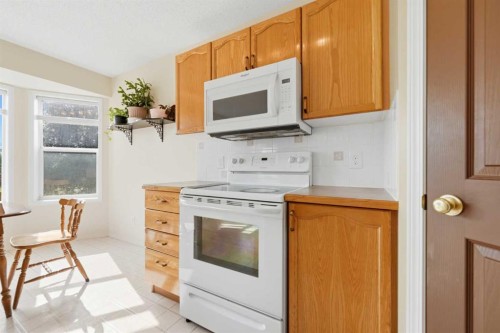 46 Somerside Place Sw, Calgary, AB - Indoor Photo Showing Kitchen