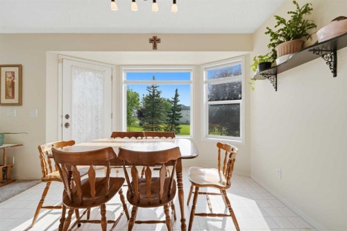 46 Somerside Place Sw, Calgary, AB - Indoor Photo Showing Dining Room