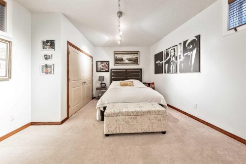 212 12A Street Ne, Calgary, AB 